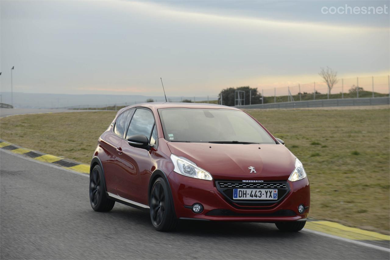 Las 3 vueltas que dimos al Jarama fueron con el control de estabilidad conectado y detrás de un RCZ R que hacía de coche guía.