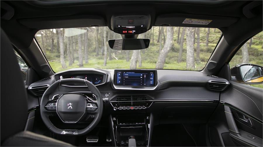 El "i-cockpit" del Peugeot exige ser probado antes de comprar el coche. Si no hay problema de visibilidad de la instrumentación, adelante. El volante pequeño no supone ningún problema.