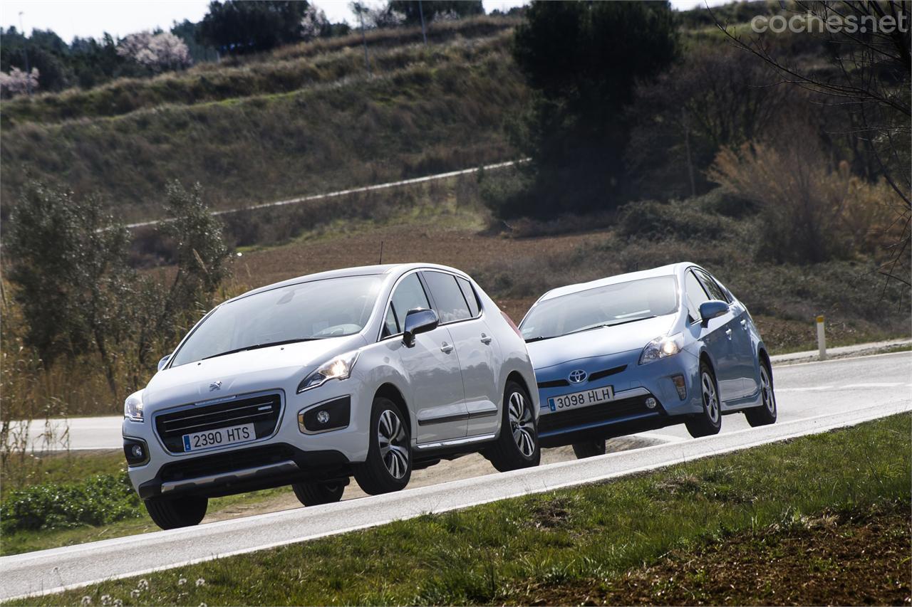 En carreteras reviradas, el Prius no aguantará mucho al rebufo del 3008. En cambio, en ciudad, el Toyota gasta mucho menos.