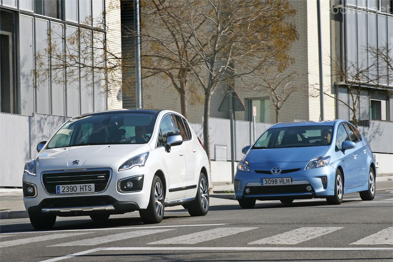 Dos coches híbridos de precio similar y vocación familiar auqnue muy distintos entre sí.