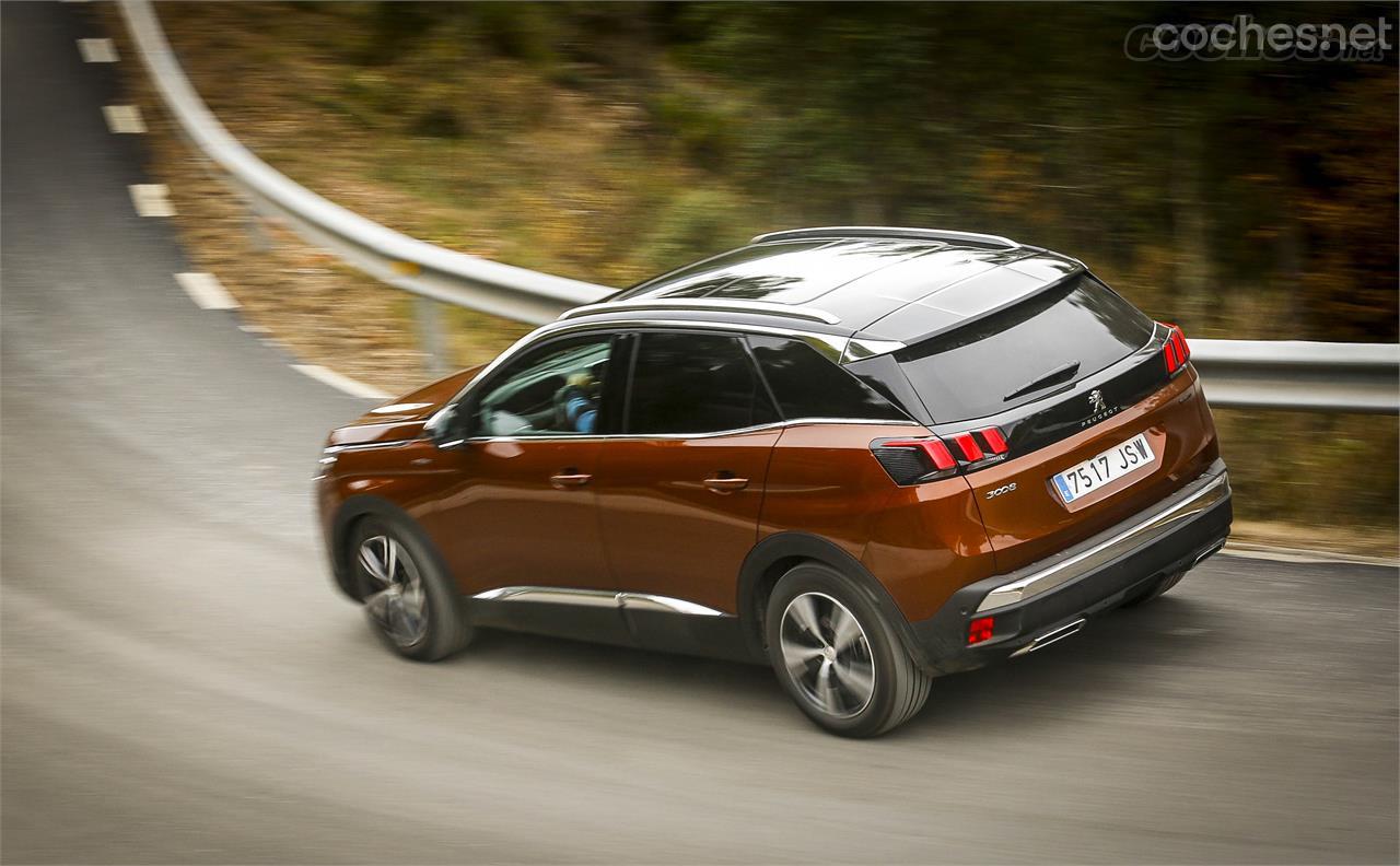 El Peugeot 3008 es uno de los SUVs de tamaño medio con mejor comportamiento en carretera. Tiene unas suspensiones firmes, una dirección directa y unos motores suficientemente potentes para disfrutar. 