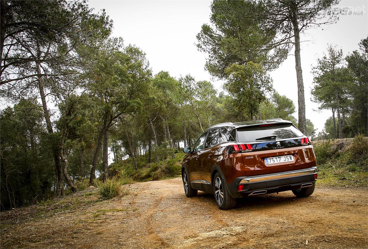 Este Peugeot no es un todoterreno, pero sí permite alguna salida por pistas forestales sin complicaciones. 