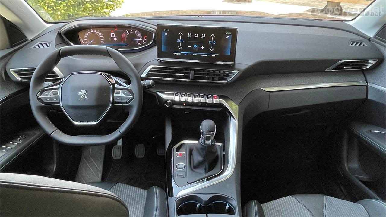 Peugeot insiste en su concepto de i-cockpit, con volante pequeño e instrumentación elevada. Tan genial no debe ser si nadie más lo ha copiado.