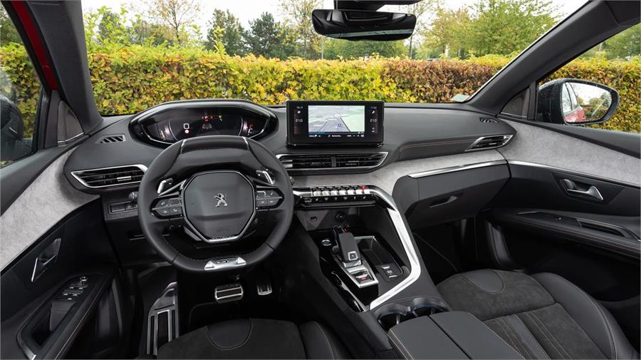 Ambos modelos (en la imagen el Peugeot 3008) comparten la disposición de tipo "i-cockpit" de los mandos del salpicadero.