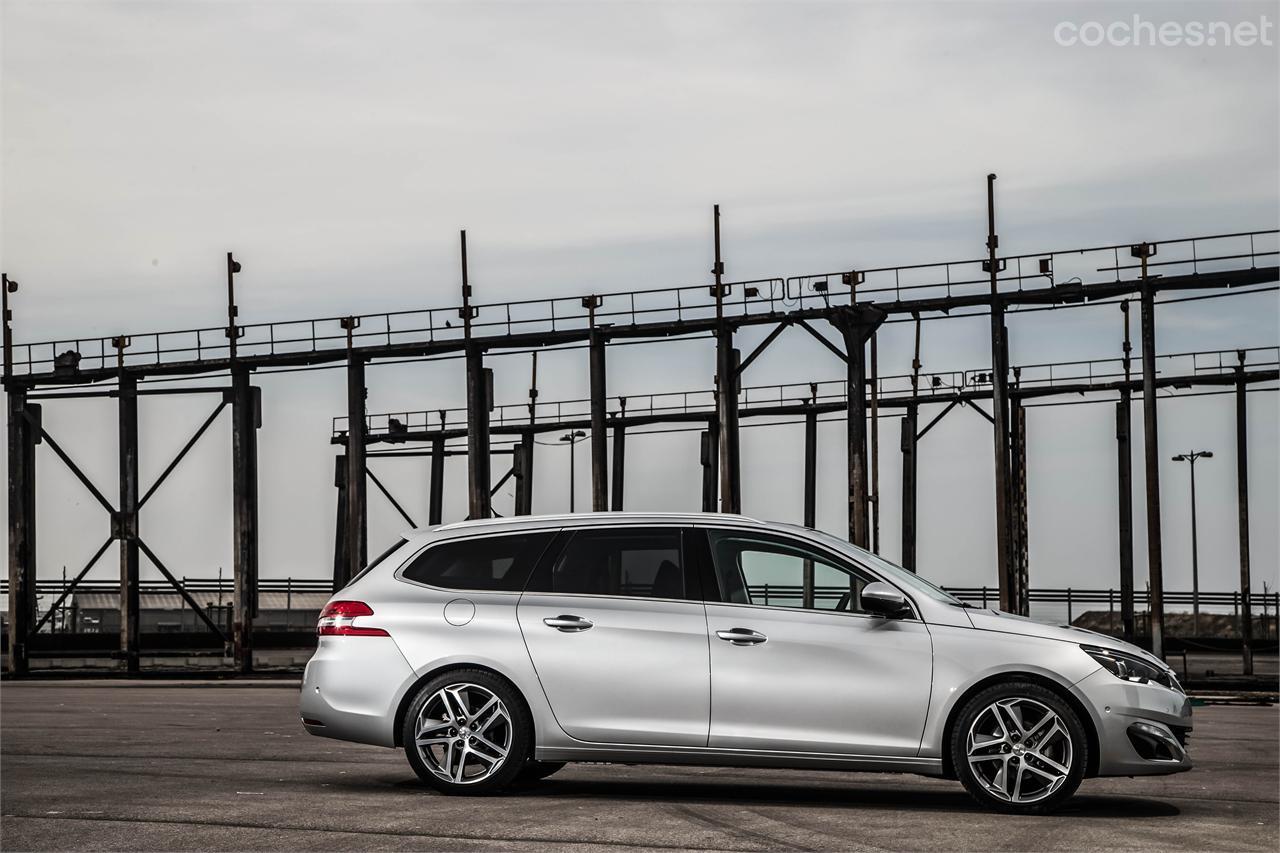 El Peugeot 308 SW supera los 3,50 metros de largo y ofrece más espacio en las plazas traseras.