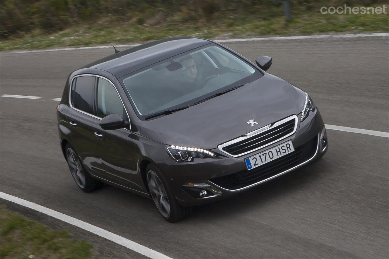 El Peugeot es muy ágil y tiene un eje delantero muy incisivo. Es el más deportivo sin renunciar al confort.