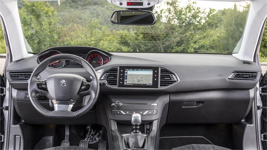 La calidad de los acabados del Peugeot 308 destaca por unos plásticos de tacto agradable con una presencia casi Premium.