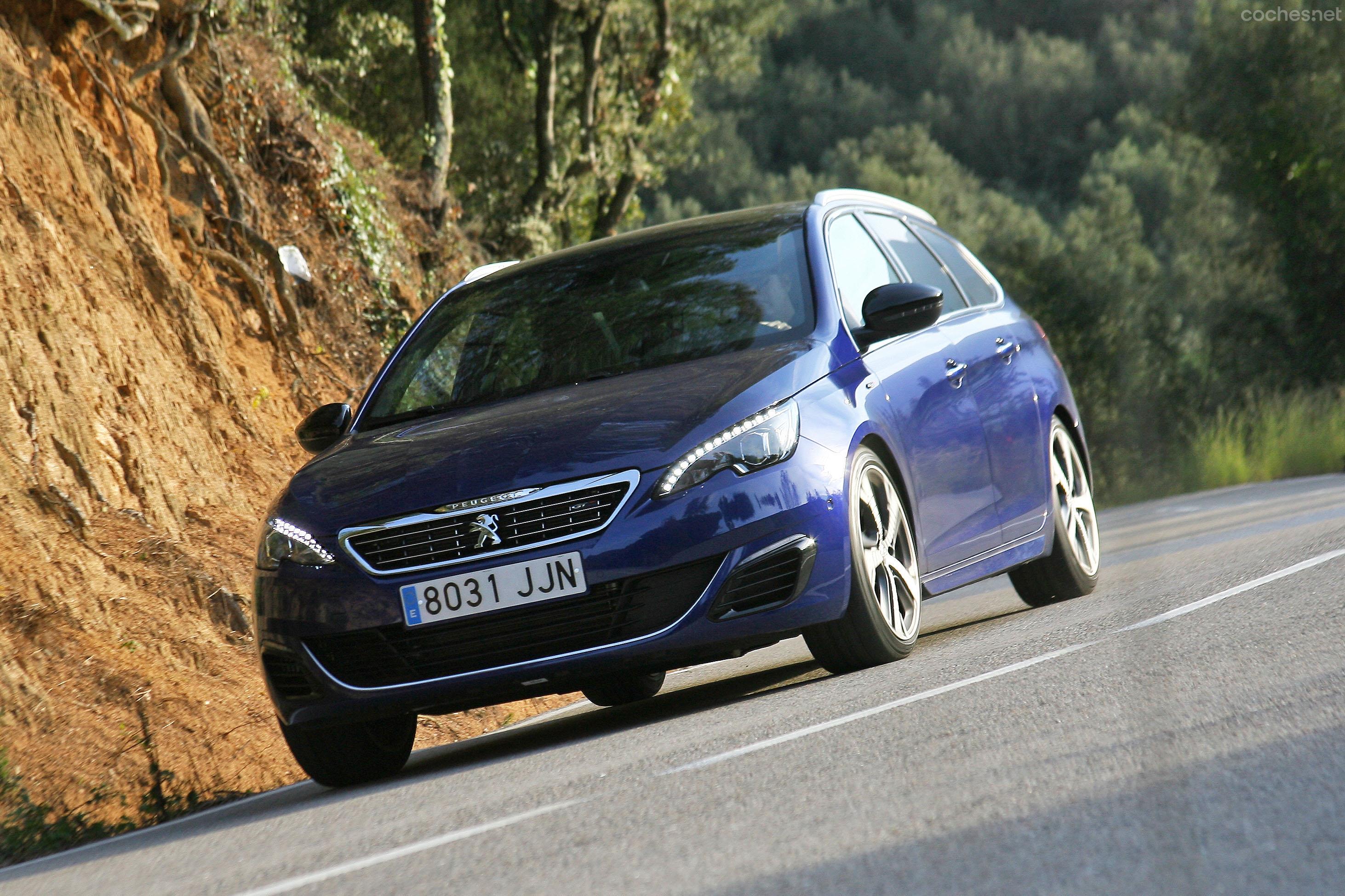 La apuesta de Peugeot por el confort de marcha es indudable. El 308 es el rey de la autopista pero en carreteras de montaña, el cambio y la suspensión blanda le alejan de sus rivales. 