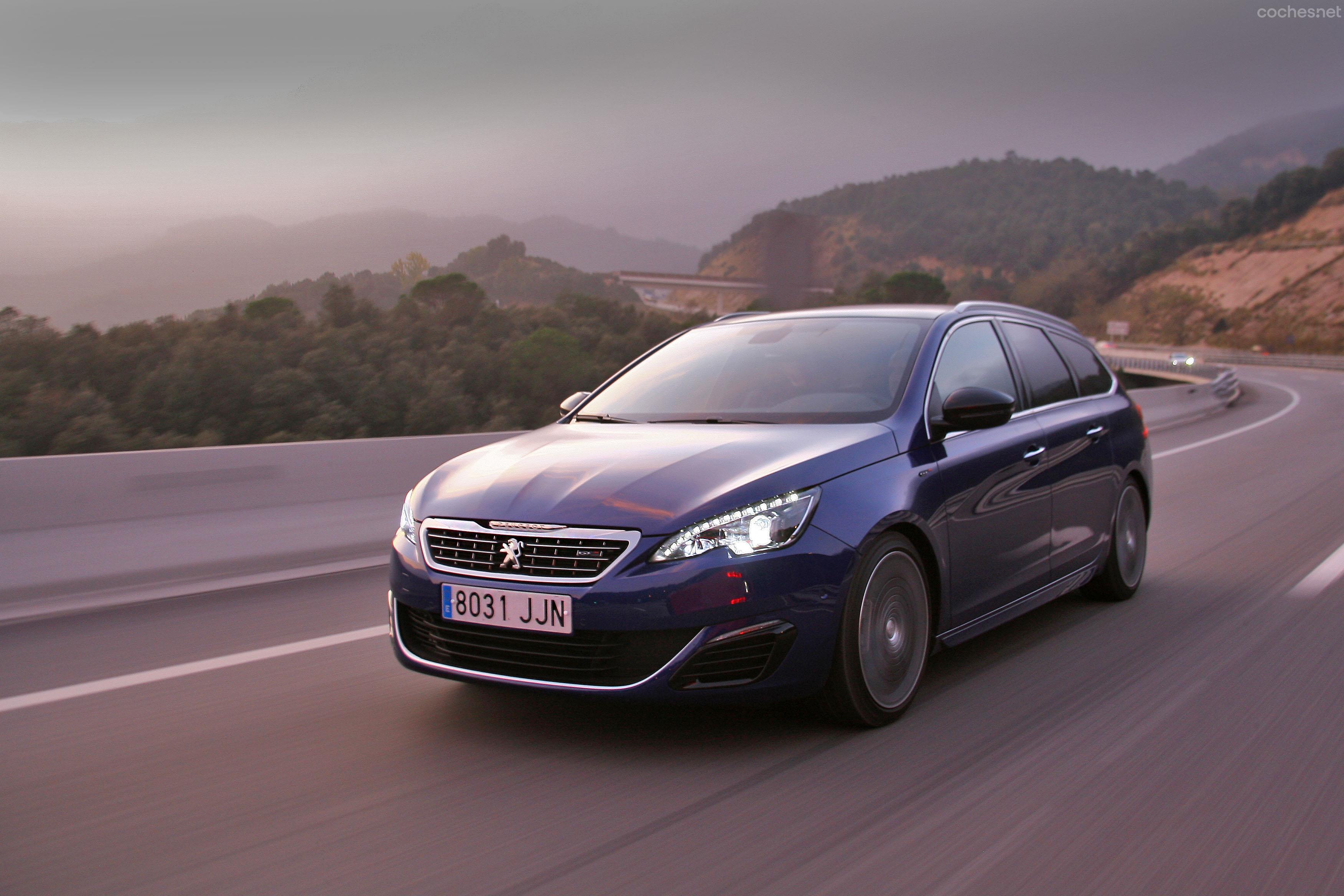 Que el Peugeot, siendo un coche automático, consiga un consumo similar al de sus dos rivales habla muy bien de las bondades de su propulsor BlueHDi.