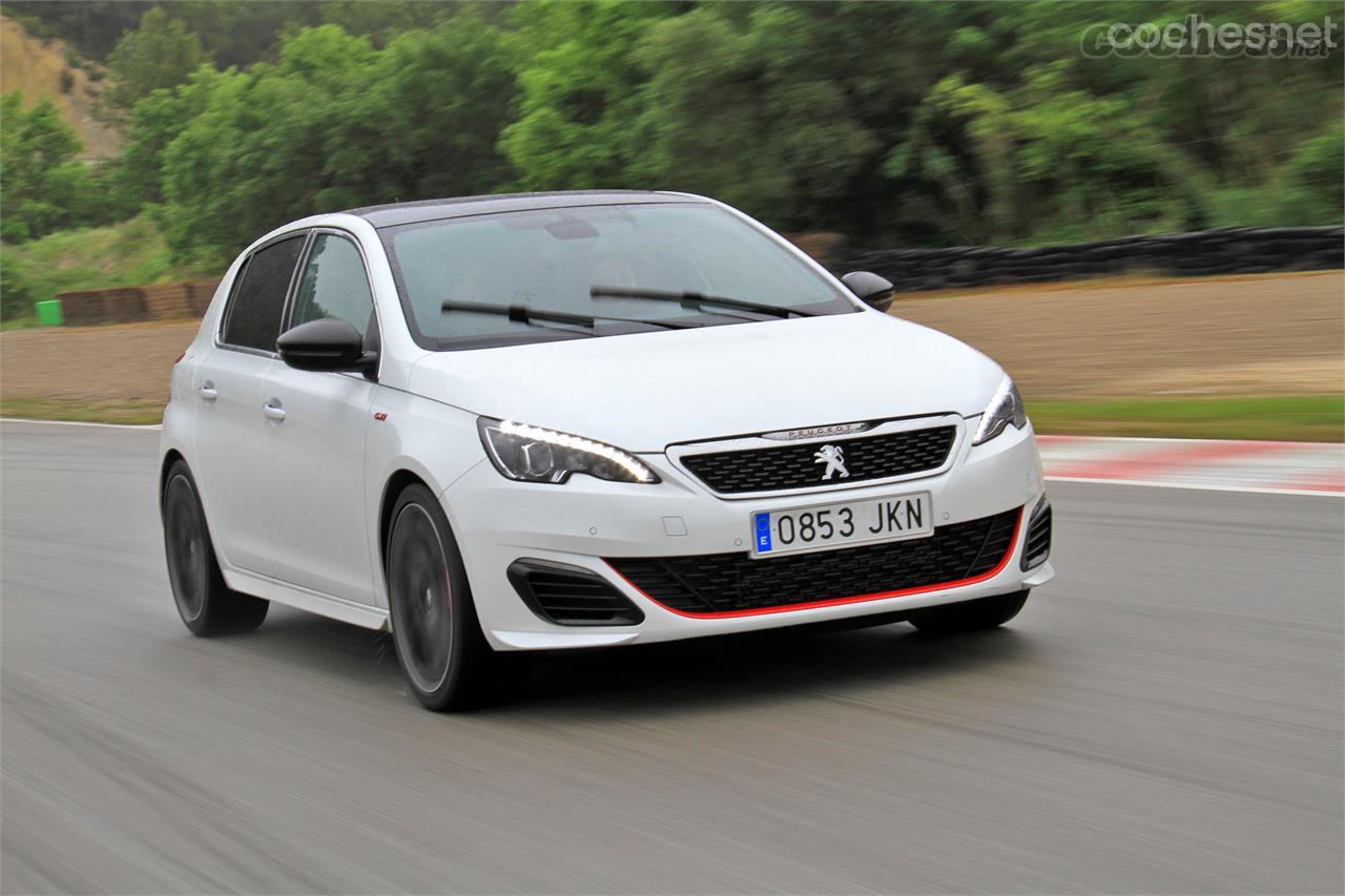 El 308 GTI es más que discreto. Para los que quieran hacerse ver, cabe recordar que este coche está disponible en carrocería bicolor.