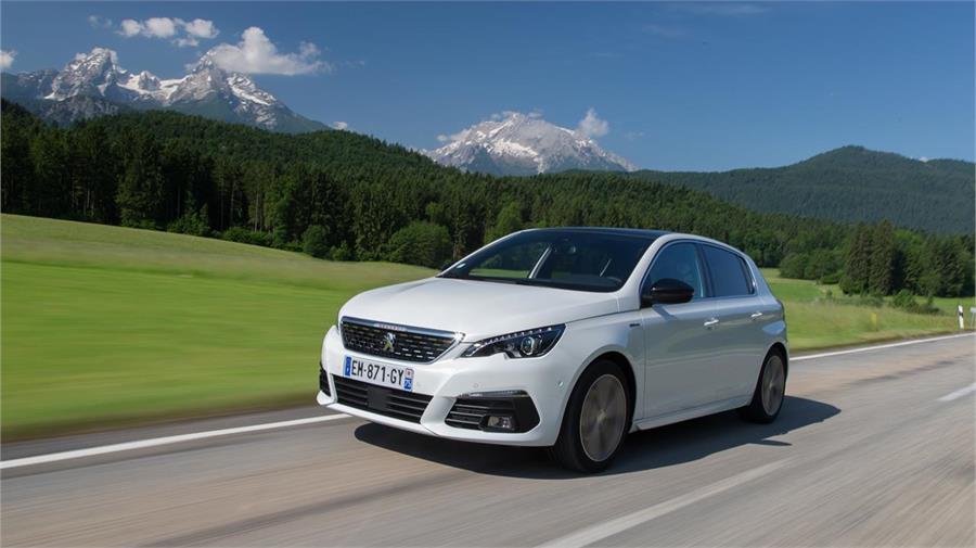 El Peugeot 308 renueva su gama de motores con la introducción de un diésel 1.5 con 130 CV y un gasolina 1.2, también con 130 CV, que cumplen la futura Euro6d.