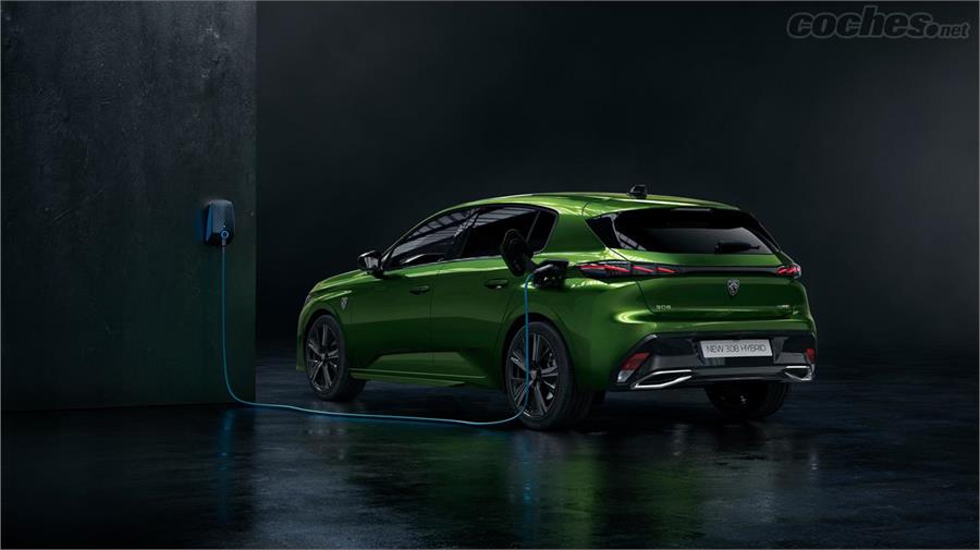 Peugeot añade a las versiones habituales diésel y de gasolina dos variantes híbridas enchufables de 180 y 224 CV que atacan a las de 204 y 245 CV de Golf y León.