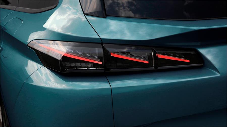 Las ópticas traseras del Peugeot 308 SW mantienen el grafismo de las garras del felino. 