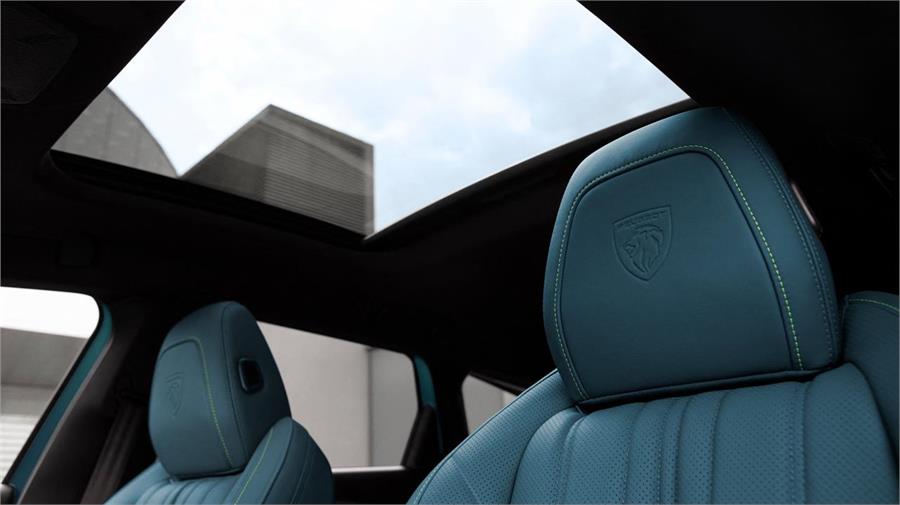 El techo solar es panorámico. Los asientos de las versiones más equipadas tienen el emblema de Peugeot grabado en el cabezal. 