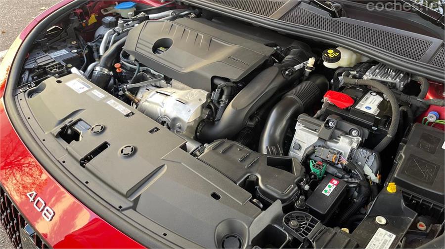 El Peugeot 408 GT PHEV 225 CV combina un motor de gasolina 1.6 Turbo de 180 CV con uno eléctrico para una potencia final de 225 CV.