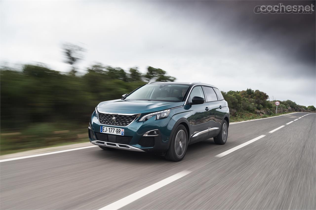 El Peugeot 5008 amplía la oferta de SUVs de tamaño compacto con capacidad para 7 pasajeros, un segmento creciente en los últimos años. 