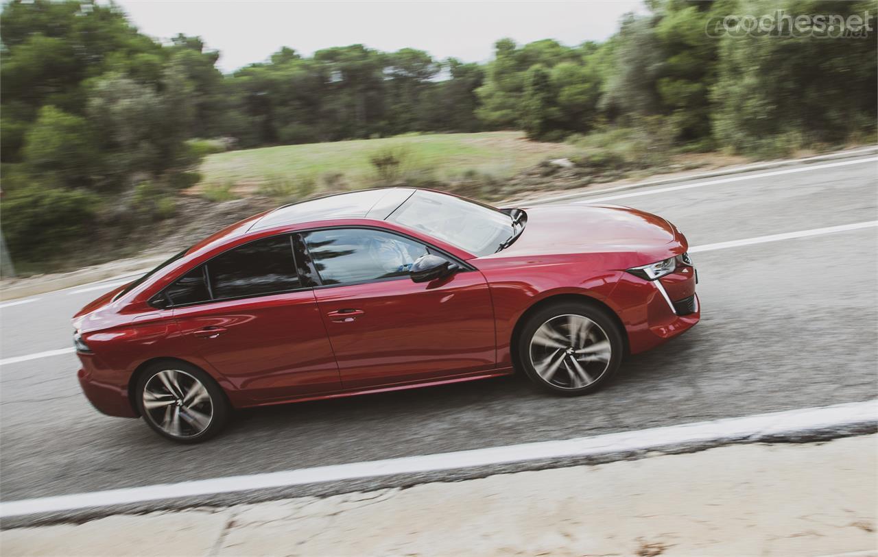 El nuevo Peugeot 508 GT es más corto, más ancho y sobre todo, más bajo que el anterior. Su silueta es bastante cupé. 