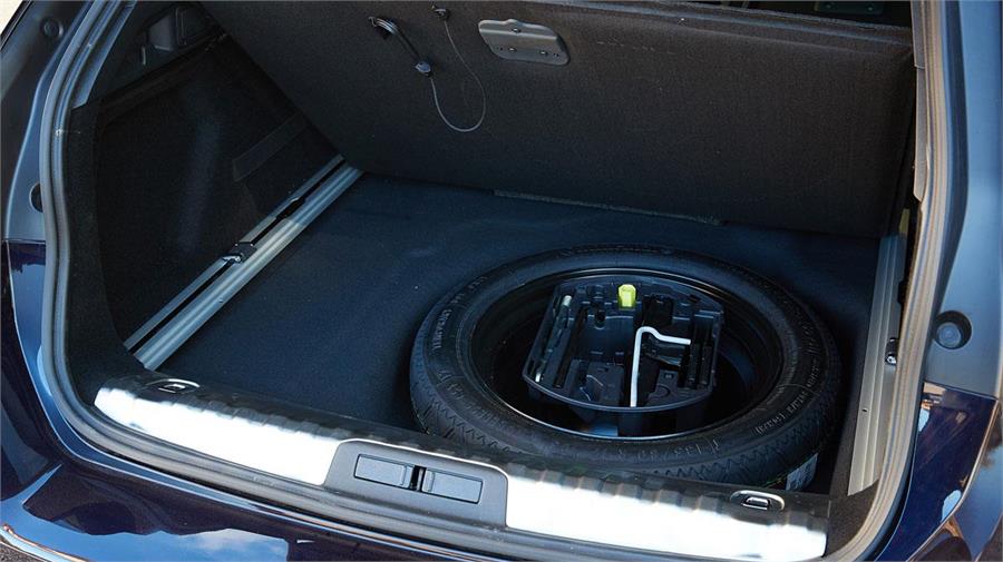 Bajo el piso del Peugeot 508 SW encontramos una rueda de repuesto.