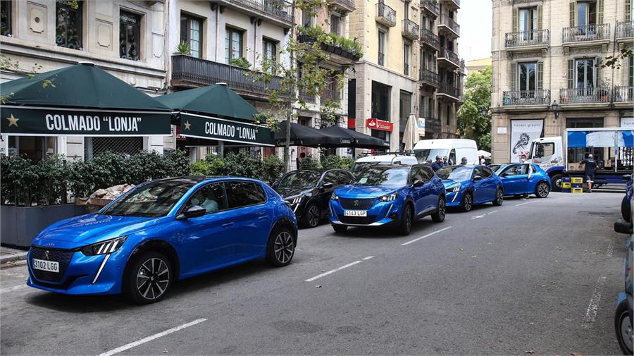 Los vehículos de pruebas de Peugeot durante el recorrido que ayer realizamos por el centro de Barcelona.