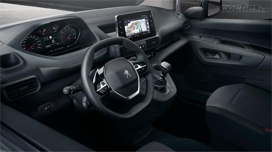 El Peugeot Partner dispone de una nueva interpretación del i-cockpit con volante pequeño e instrumentación elevada. La pantalla central es opcional.