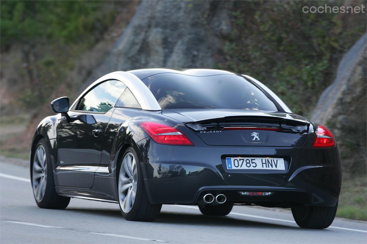 El chasis no es muy sofisticado pero Peugeot lo ha puesto a punto de manera impecable.