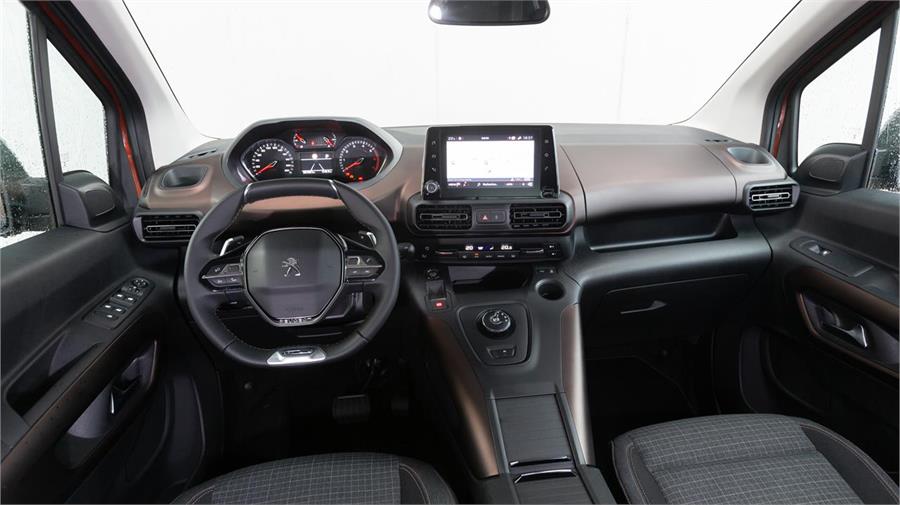 El diseño del salpicadero responde al concepto i-cockpit de Peugeot, con volante pequeño, instrumentación elevada y pantalla central.