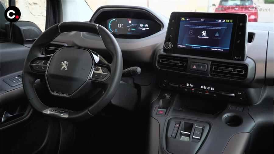 El Peugeot e-Rifter GT tiene un diseño interior con una adaptación del famoso i-cockpit de la marca, con dos pantallas digitales y volante pequeño.