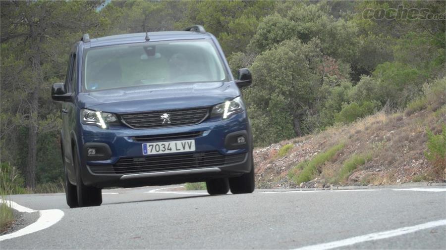 El motor eléctrico de 136 CV proporciona al Peugeot e-Rifter GT las prestaciones necesarias para moverse con aplomo en carretera.