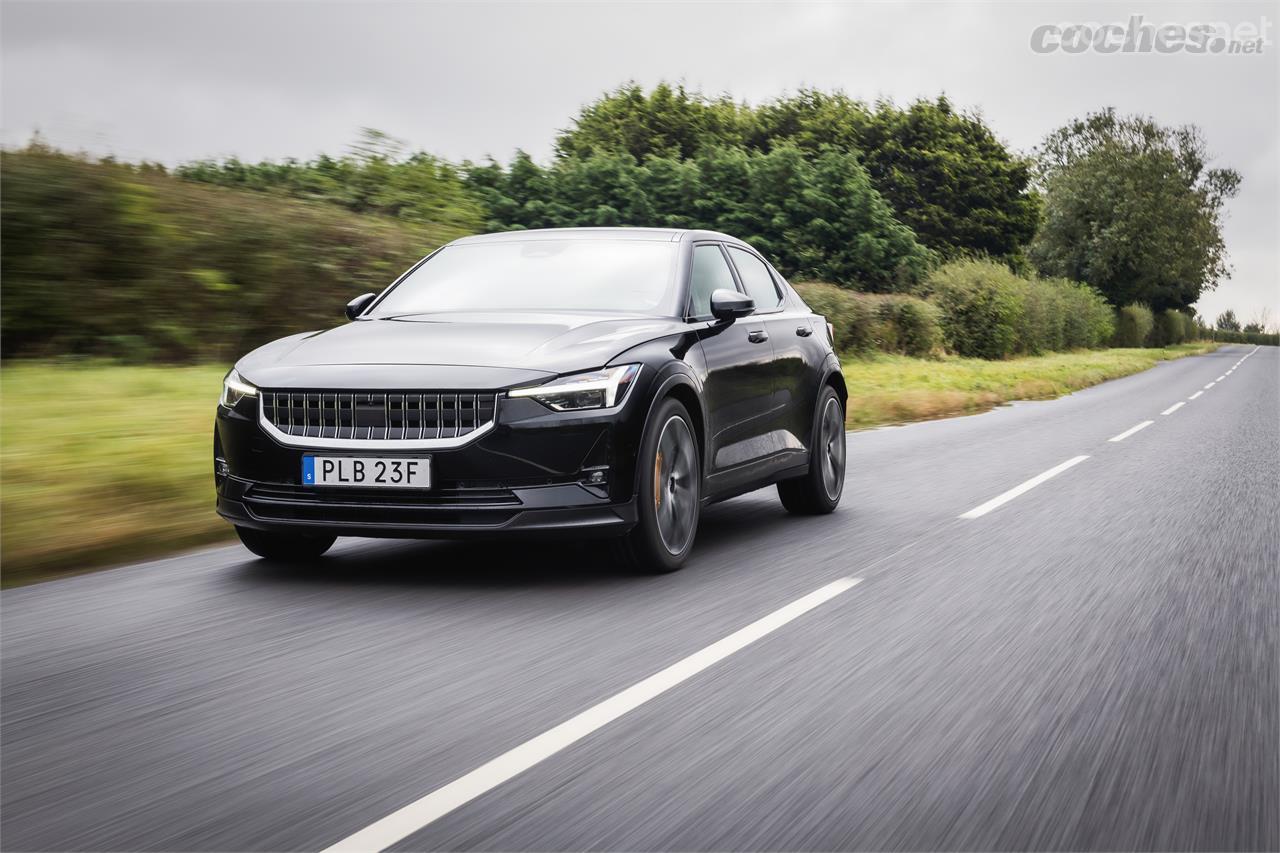 Sin apenas signos distintivos de la marca, el Polestar 2 tiene un diseño similar al de modelos Volvo.