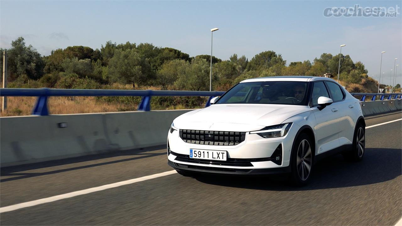 La autonomía de esta versión Polestar 2 Long Range Single Motor se acerca a los 450 kilómetros en autopista, una cifra más que razonable.