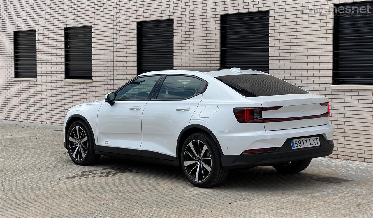 El diseño de coche compacto del Polestar 2 con un tercer volumen trasero corto disimula tanto su notable longitud como su altura.