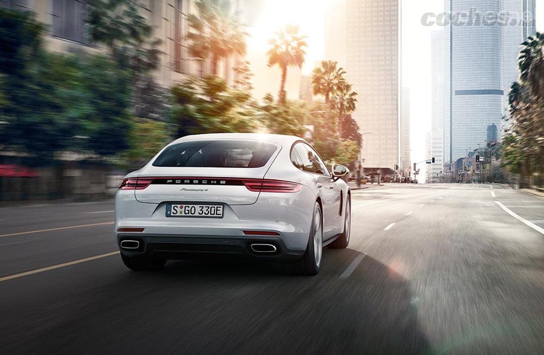 El Porsche Panamera 4 E-Hybrid tiene tracción a las cuatro ruedas y ofrece una autonomía eléctrica de 50 kilómetros. 