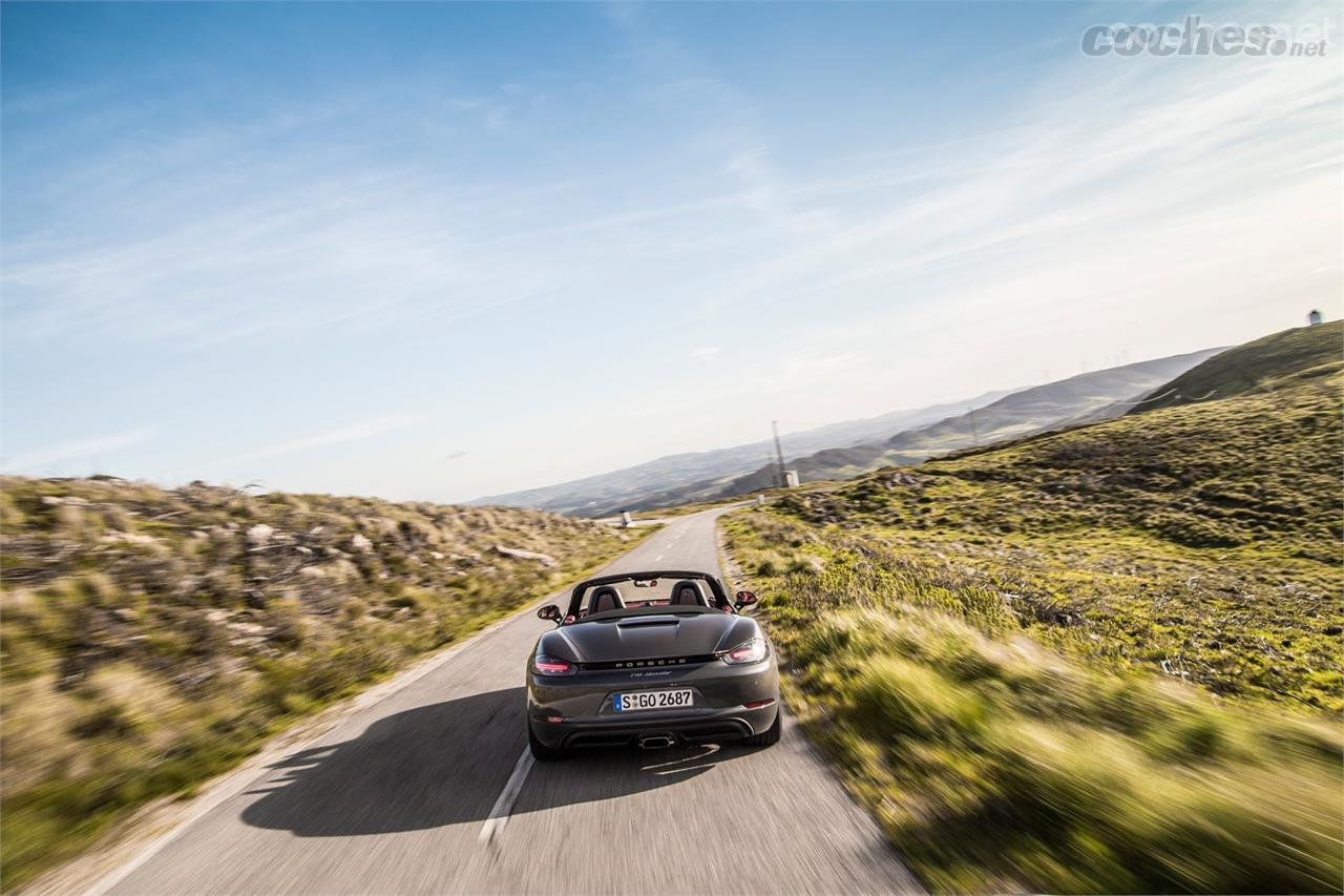 Dos niveles de potencia: el Boxster ofrece un 2.0 de 300 CV y el Boxster S hace lo propio con un 2.5 de 350 CV.