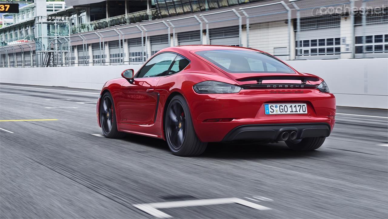 El Porsche 718 Cayman GTS monta de serie el paquete Sport Chrono, el Porsche Torque Vectoring (PTV) y la amortiguación activa PASM.