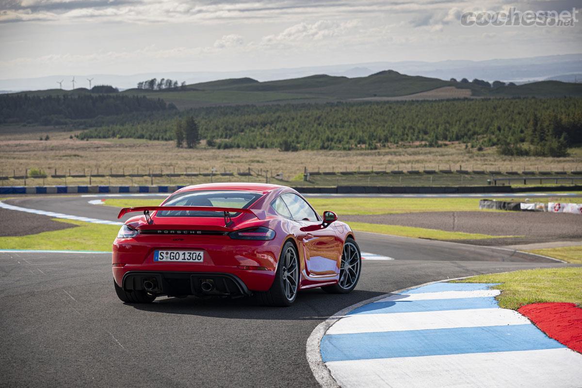 Porsche 718 Cayman GT4 en el circuito de Knockhill (Escocia).