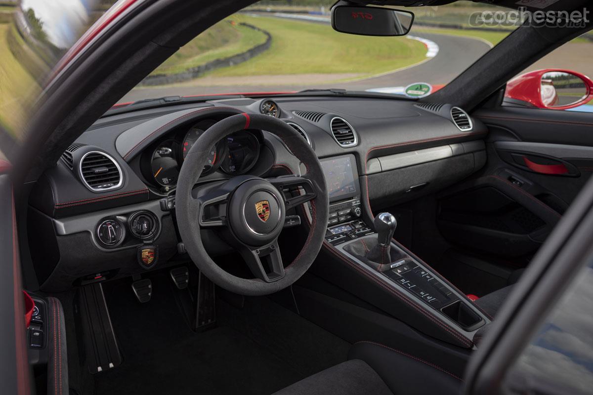 El interior de los nuevos 718 es el GT clásico, negro y con alcantara.