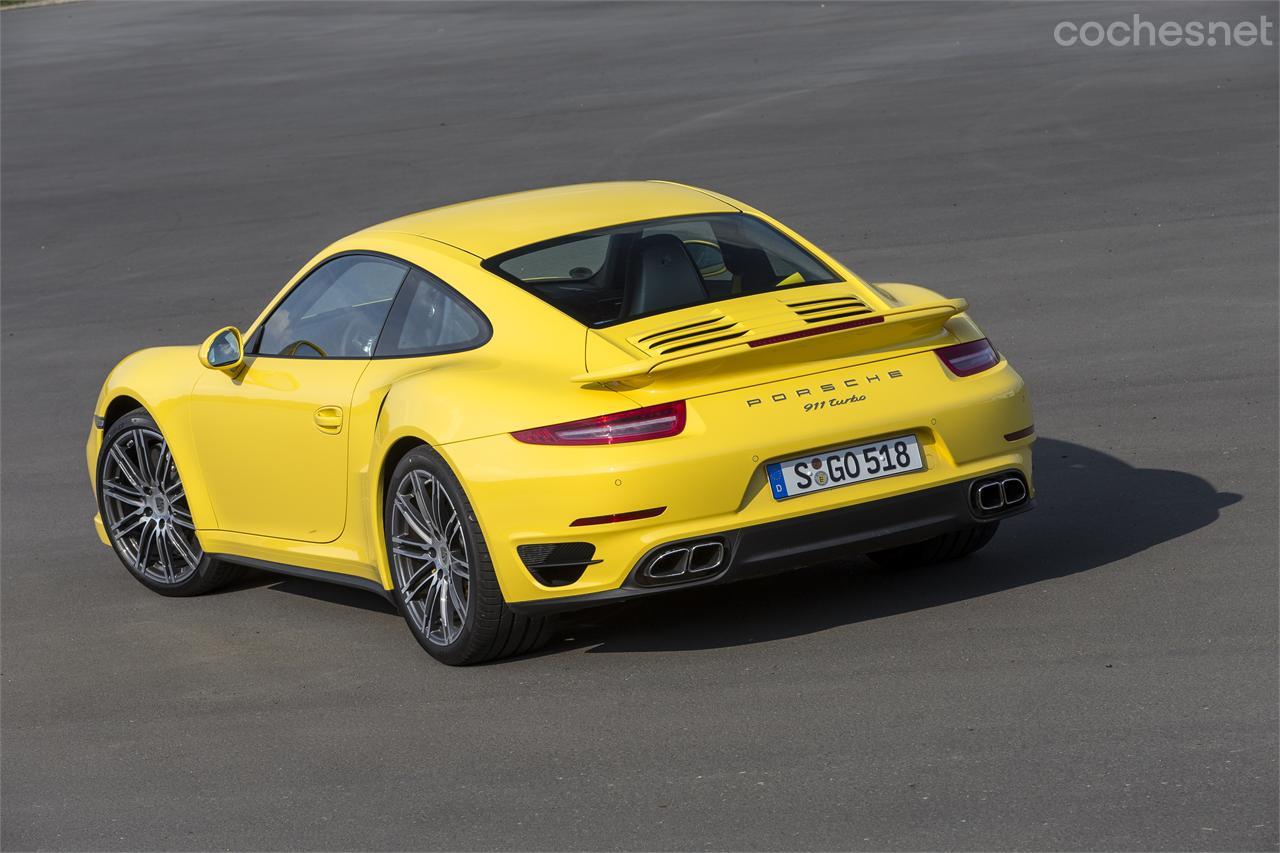 El Porsche 911 Turbo es la versión con mayor empaque de la gama 911. La carrocería en su parte trasera es 85 mm. más ancha que en su parte delantera. 