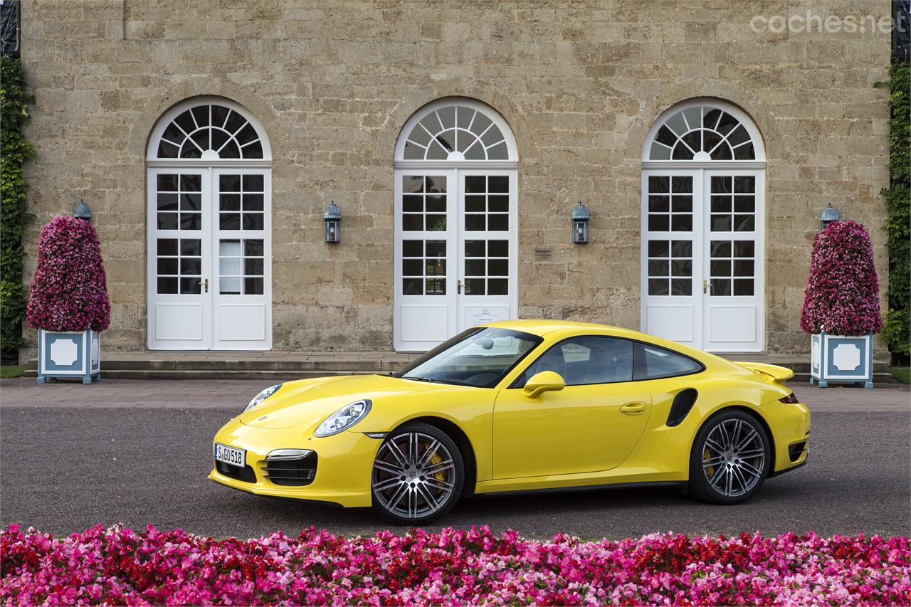 La belleza del Porsche 911 Turbo es incuestionable. Hay otros deportivos que le superan en prestaciones, pero no resultan tan atractivos a la vista. 