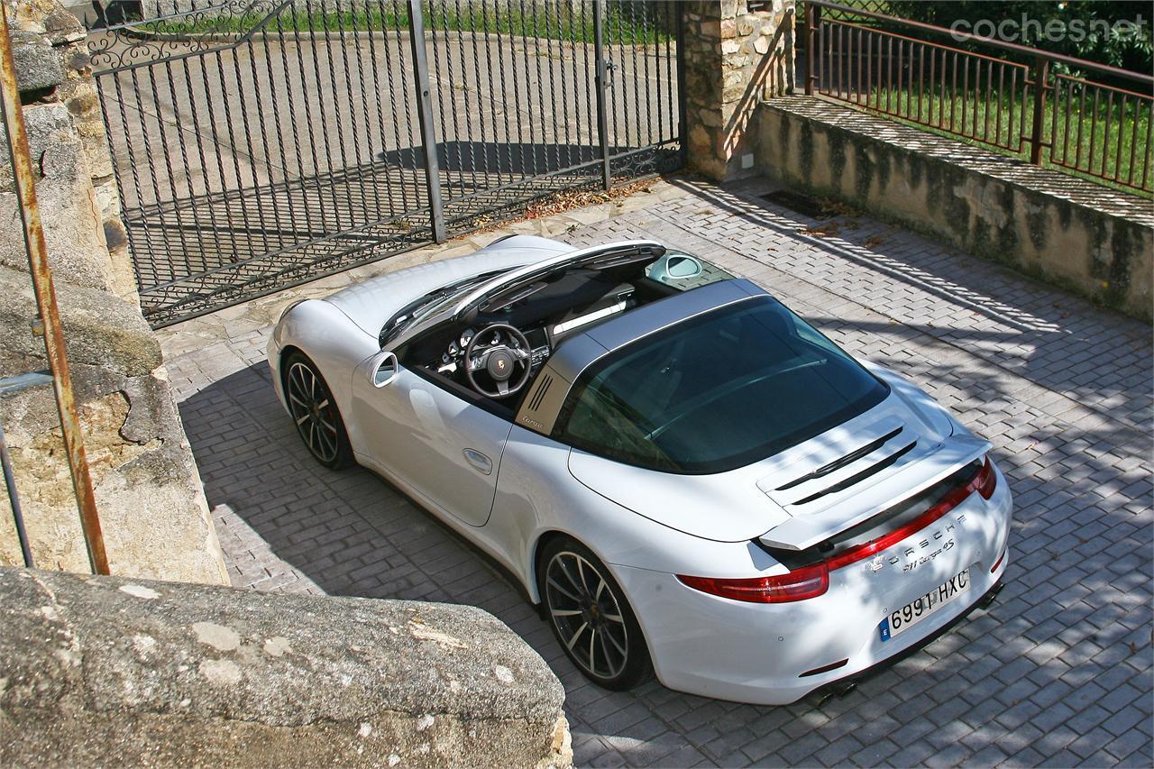 La espectacular luneta panorámica y el montante trasero en color plata definen la personalidad de este 911 tan especial.