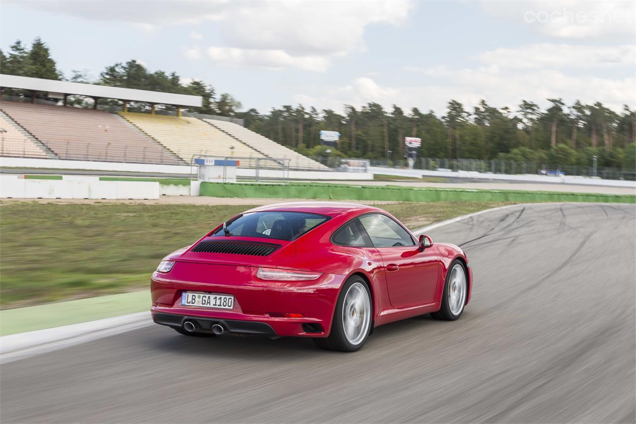 La rejilla con lamas verticales y el doble escape le dan a la trasera del 911 Carrera un aire un poco retro.