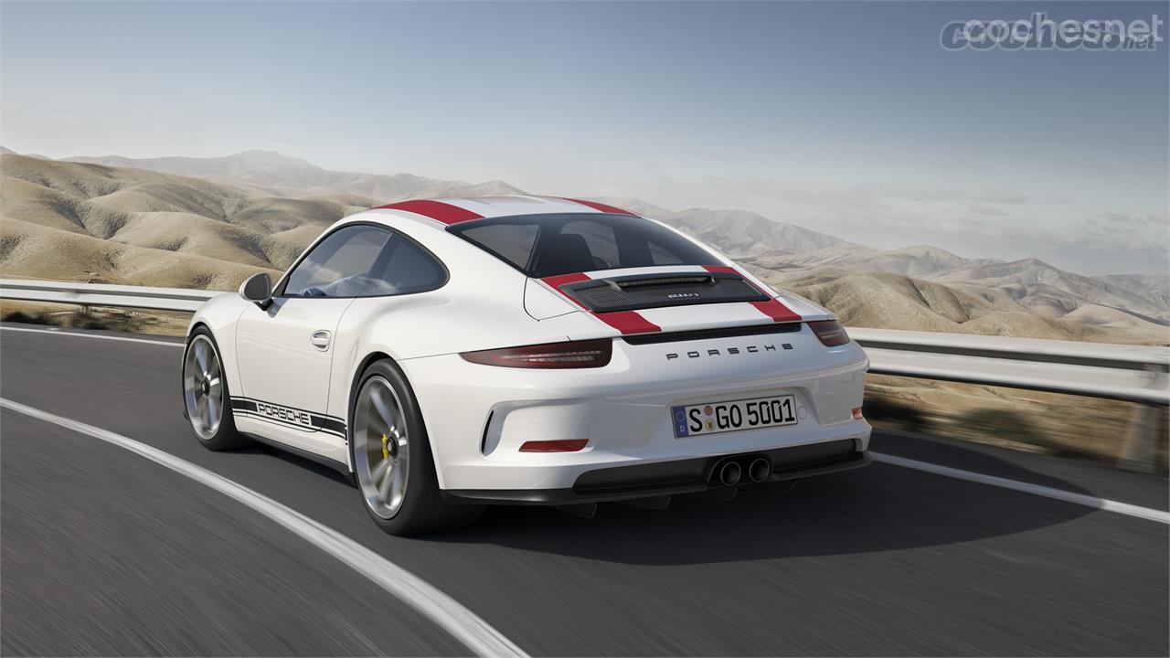 Con un diseño a medio camino entre el 911 convencional y el GT3 RS, el 911 R esconde un potente motor bóxer atmosférico de 4 litros y 500 CV de potencia.