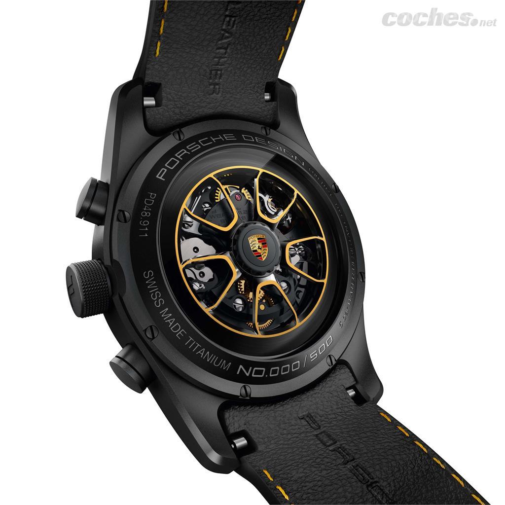 Porsche Design Timepieces hará 500 unidades de este reloj sólo para los propietarios del coche. Diseñado en Austria y fabricado en Suiza cuesta 9.950 euros.