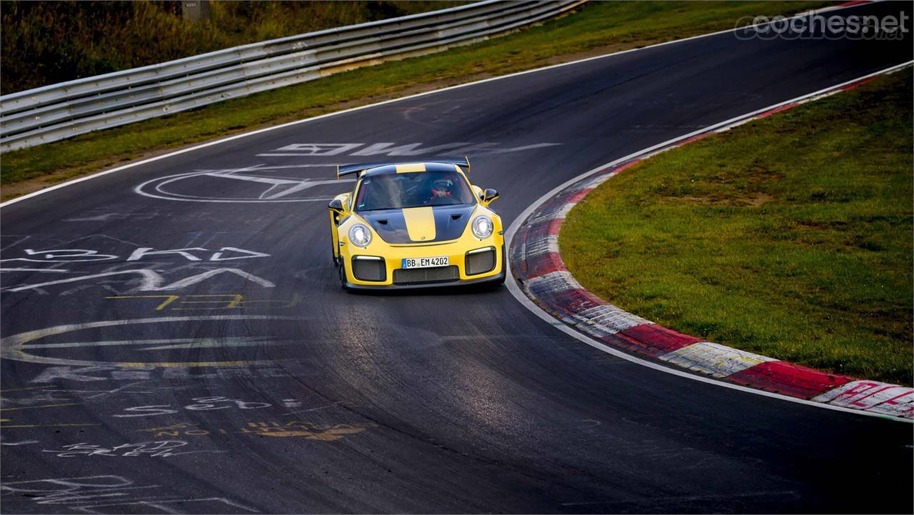 Con 700 CV de potencia, este 911 GT2 RS se convierte en el 911 homologado para calle más potente y rápido jamás construido.