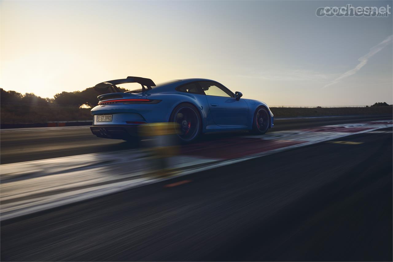 La silueta de deportivo extremo del Porsche 911 GT3 no se pierde en esta nueva generación. 