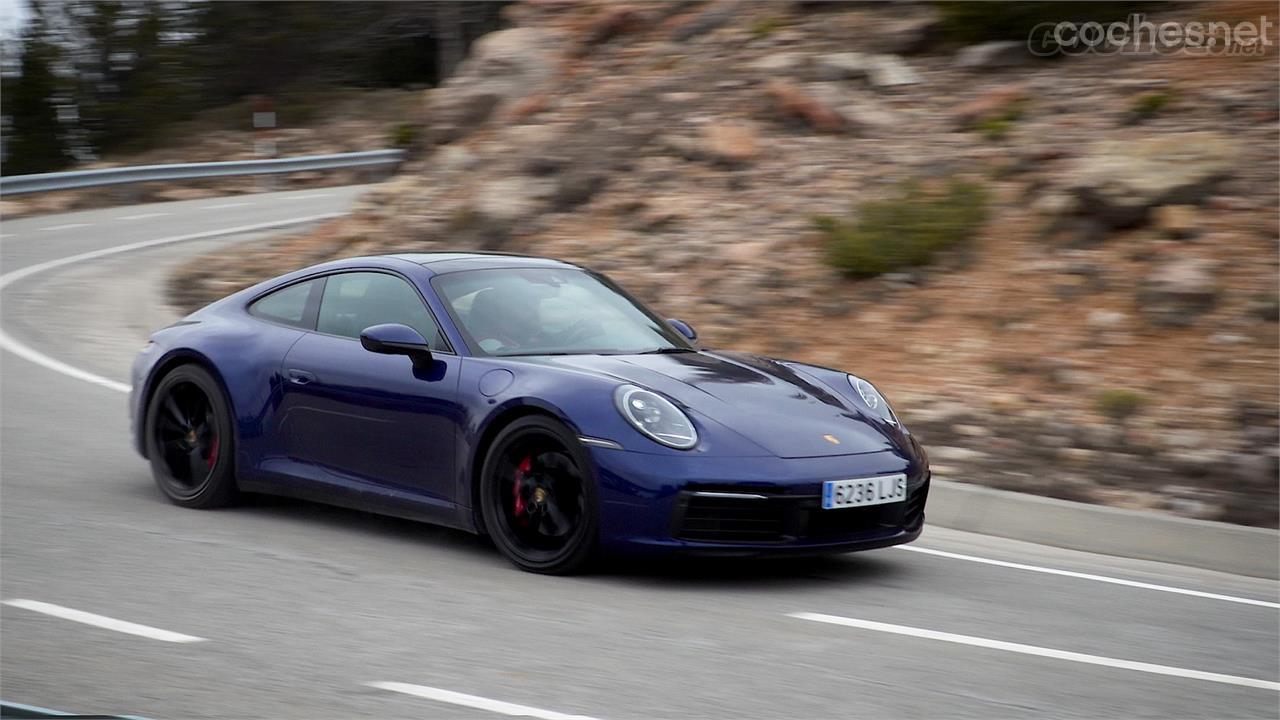 El 992 Carrera S con cambio manual acelera de 0 a 100 km/h en 4,2 segundos, 7 décimas más lento que el mismo modelo con cambio automático.