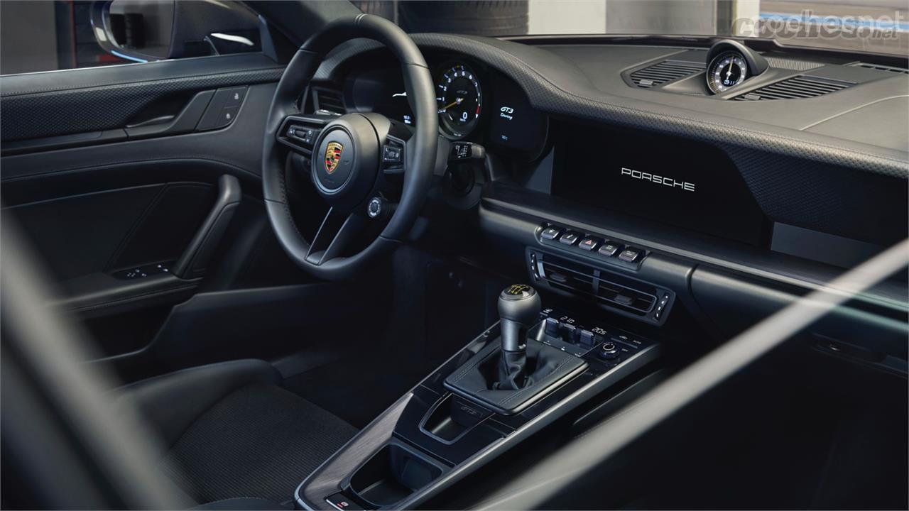 El interior del Porsche 911 GT3 Pack Touring no difiere del ya conocido, excepto por su acabado en cuero negro. 