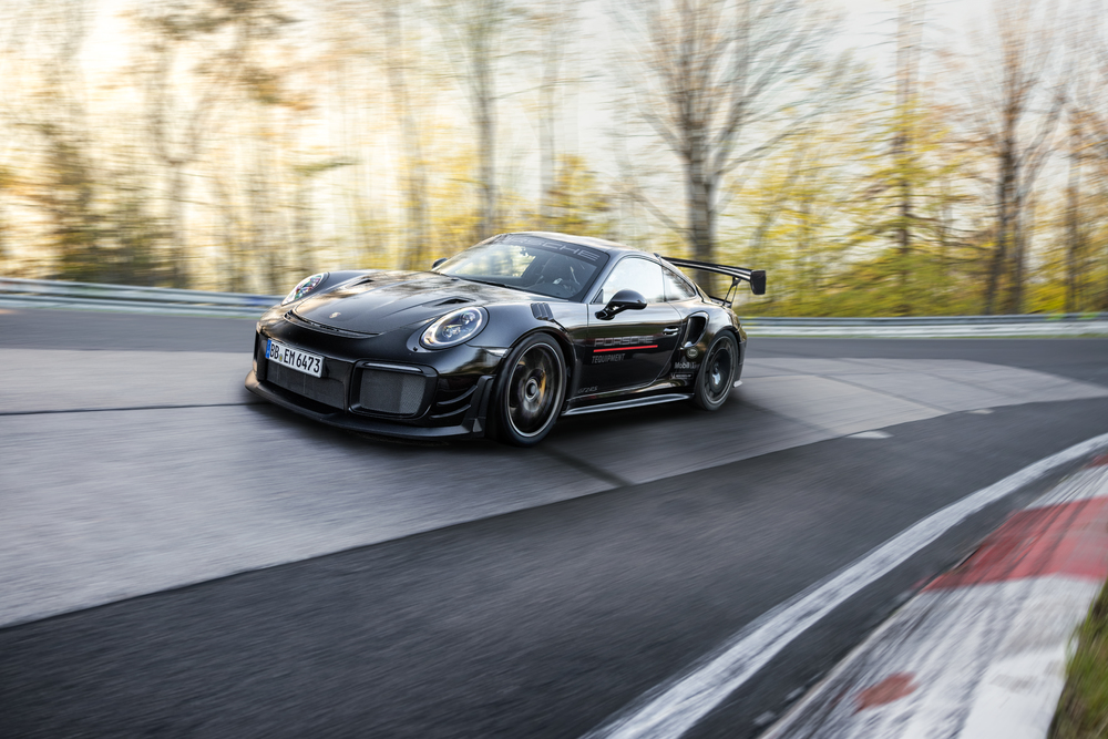 El Porsche 911 GT2 RS de 700 CV, equipado con el Kit Performance se convierte en el coche de calle más rápido en el Nürburgring Nordschleife.