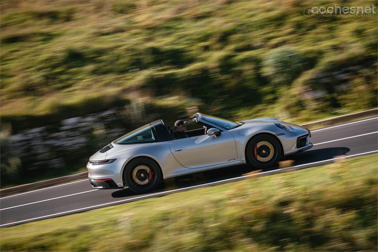 Es una gozada que sigan existiendo hoy coches como el 911 Targa con casi 500 CV, con un diseño tipo retro y cambio manual.