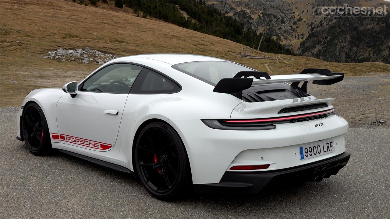 Al igual que las anteriores evoluciones del 911 GT3, esta variante de la serie 992 se distingue por un alerón trasero de dimensiones colosales.