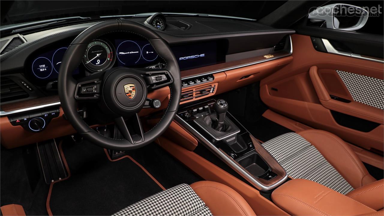PORSCHE 911 - The interior combines the characteristic sportiness of today's 911 with a retro style from years past.